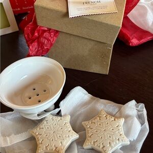 Pottery Barn NWT porcelain soap dish and 2 star soaps